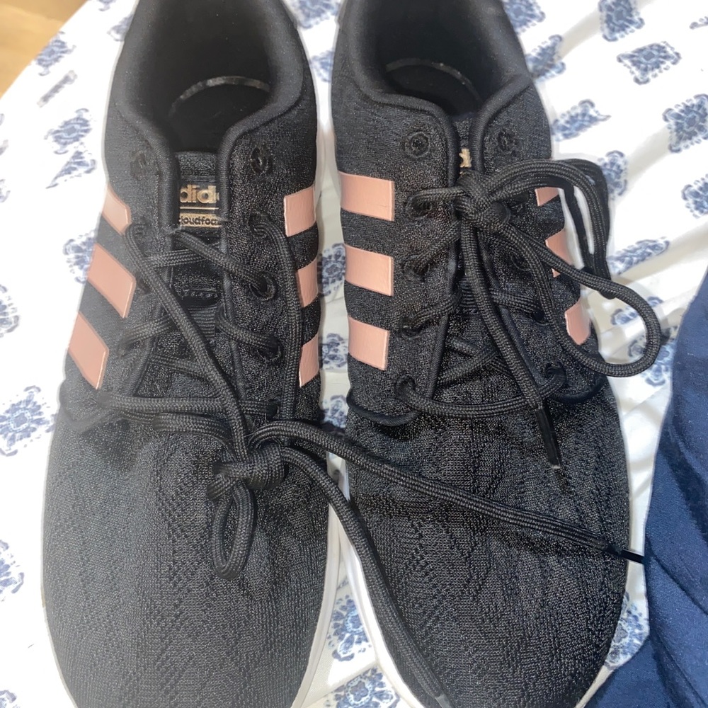 Like new addidas tennis shoes